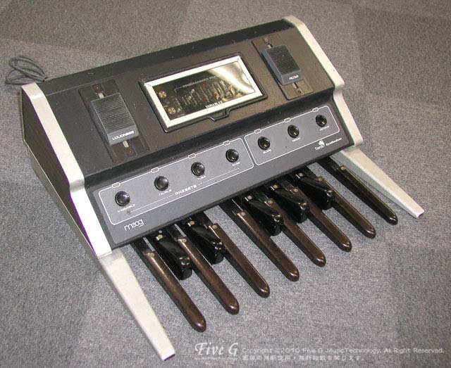 Five G Vintage Synthesizer ミュージアム | MOOG TAURUS / 伝説の足