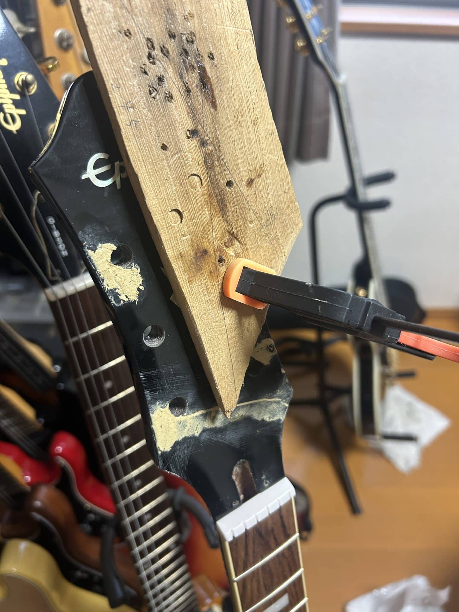 ネックの折れたギターが集まって来ました Vol3 - AnotherLifeMusic東京