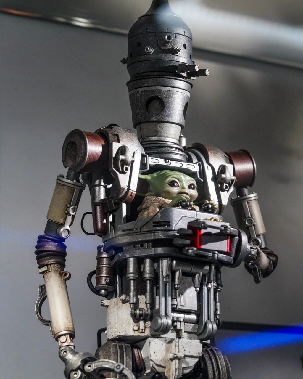 READY🔥Hot Toys TMS105 Star Wars The Mandalorian – IG12 With