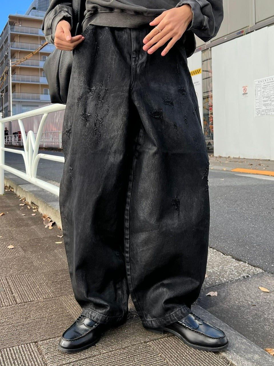 受注制【Chikashitsu +】coating damage wide denim pants