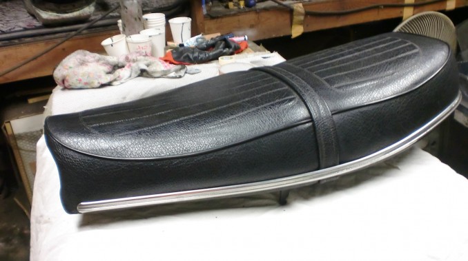 工房補修日誌｜バイクシート・自動車内装の補修,修理は張替えなしの革