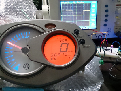 国内向けシグナスXに台湾シグナスのメーターを取り付けるための何か。