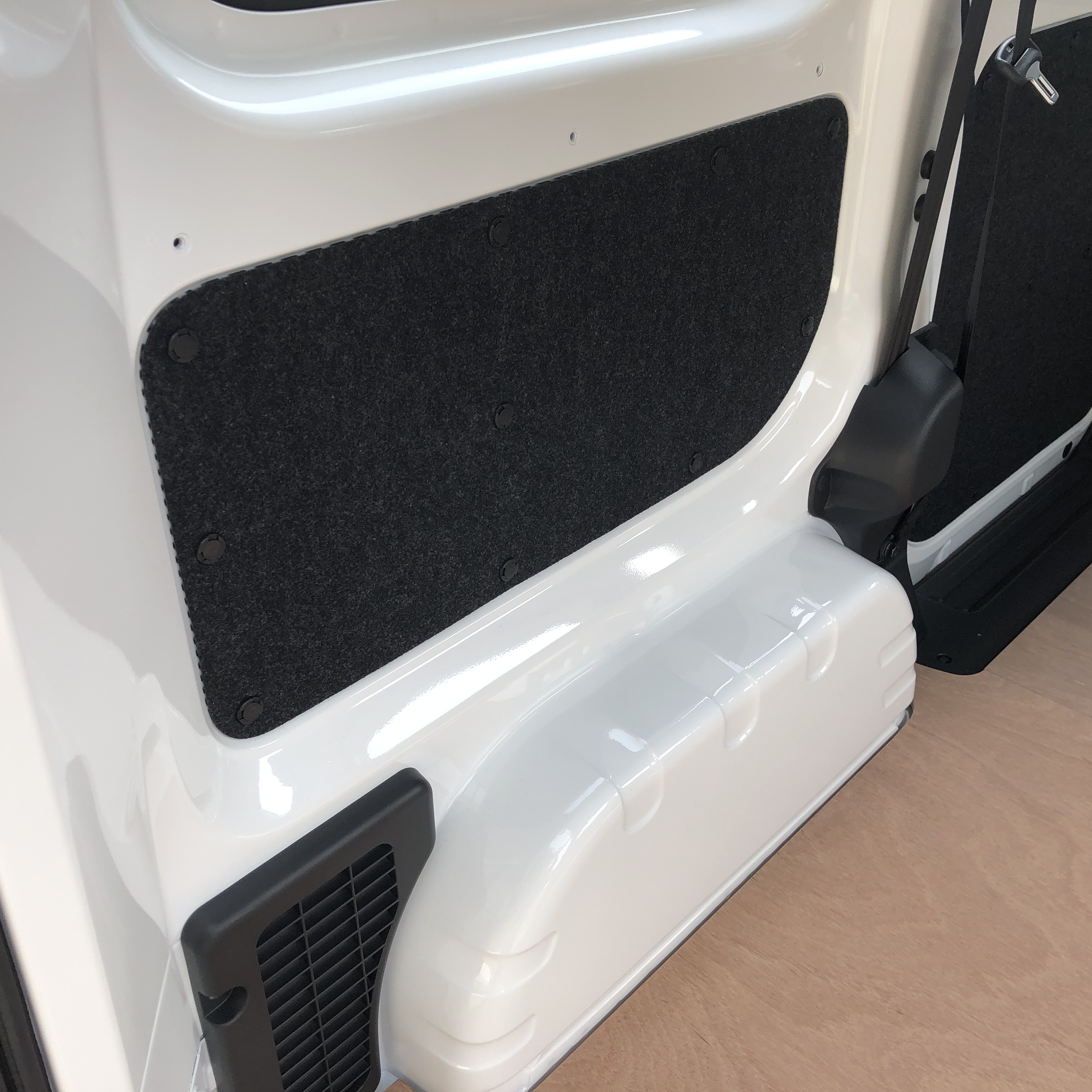 日産 NV200バネット対応 有孔ボード（パンチングボード）【製品紹介