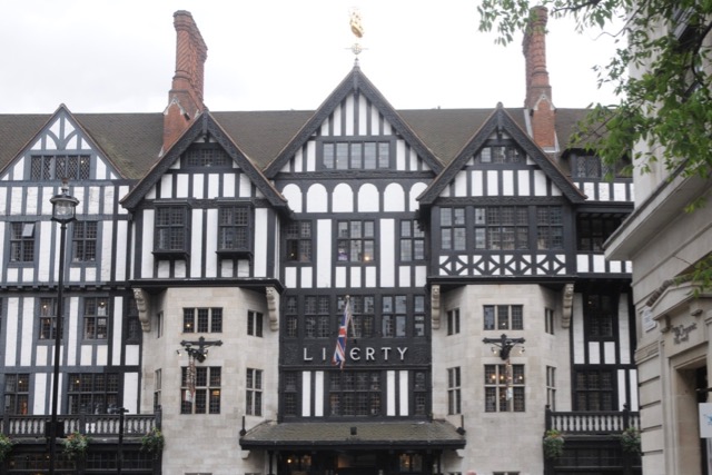 ロンドンのお土産探しに。リバティプリントの聖地、老舗デパート