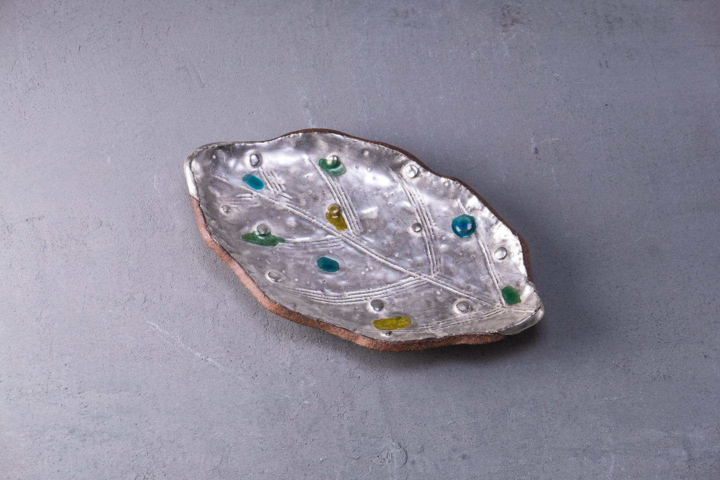 魯山人写 銀彩4つ足葉皿 - 【公式】田代陶器店 TASHIRO TOUKITEN