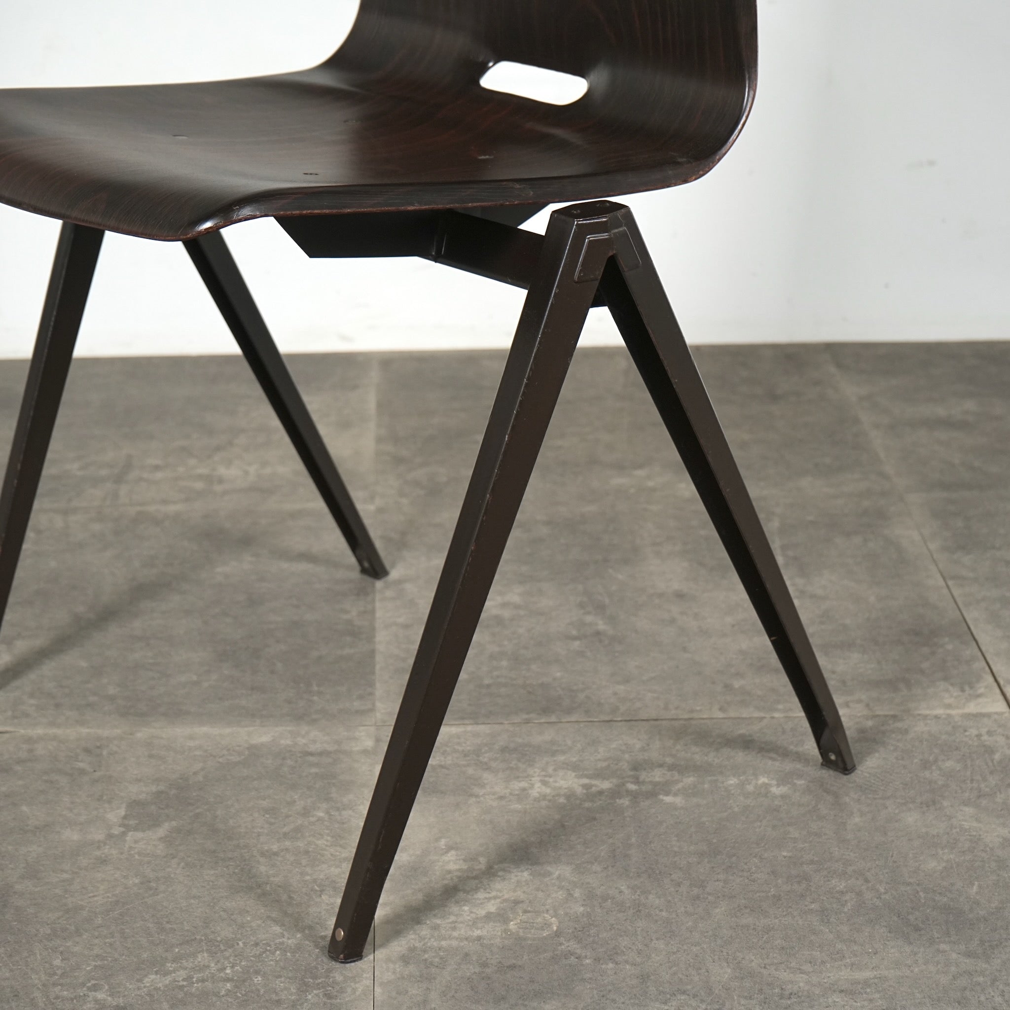 Galvanitas】S22 インダストリアル スタッキングチェア – TIME HYPE