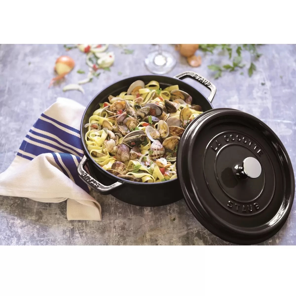 さ*い様 STAUB La Cocotte 両手鍋 ブラック 20cm さ*い様 STAUB La