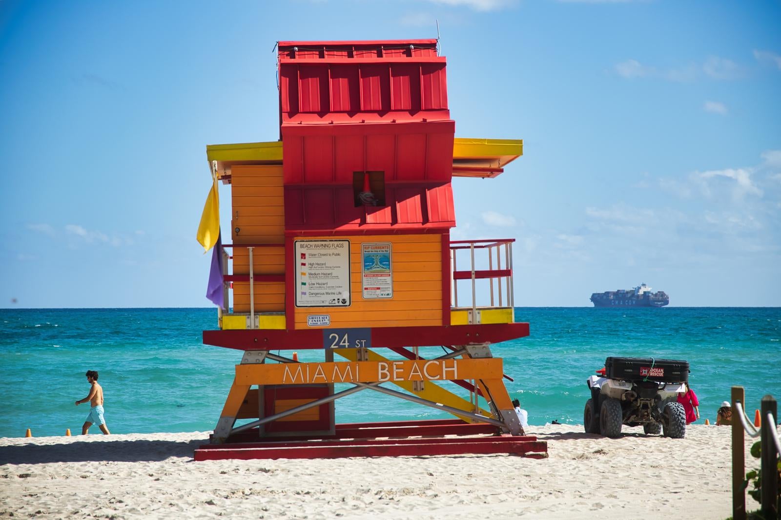 マイアミビーチの24番街に立つ赤と黄色のライフガード小屋の写真素材