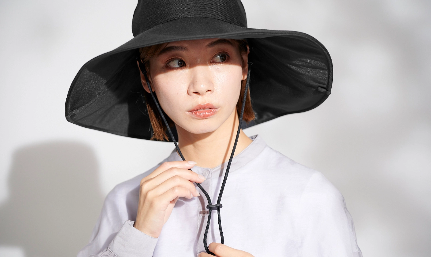 ワイドハット + plus｜完全遮光帽子｜サンバリア100 | 完全遮光日傘