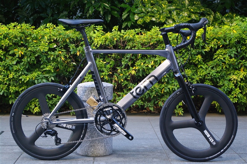 Kitt design 451 Carbon Tri-spoke Wheel set / Black Logo