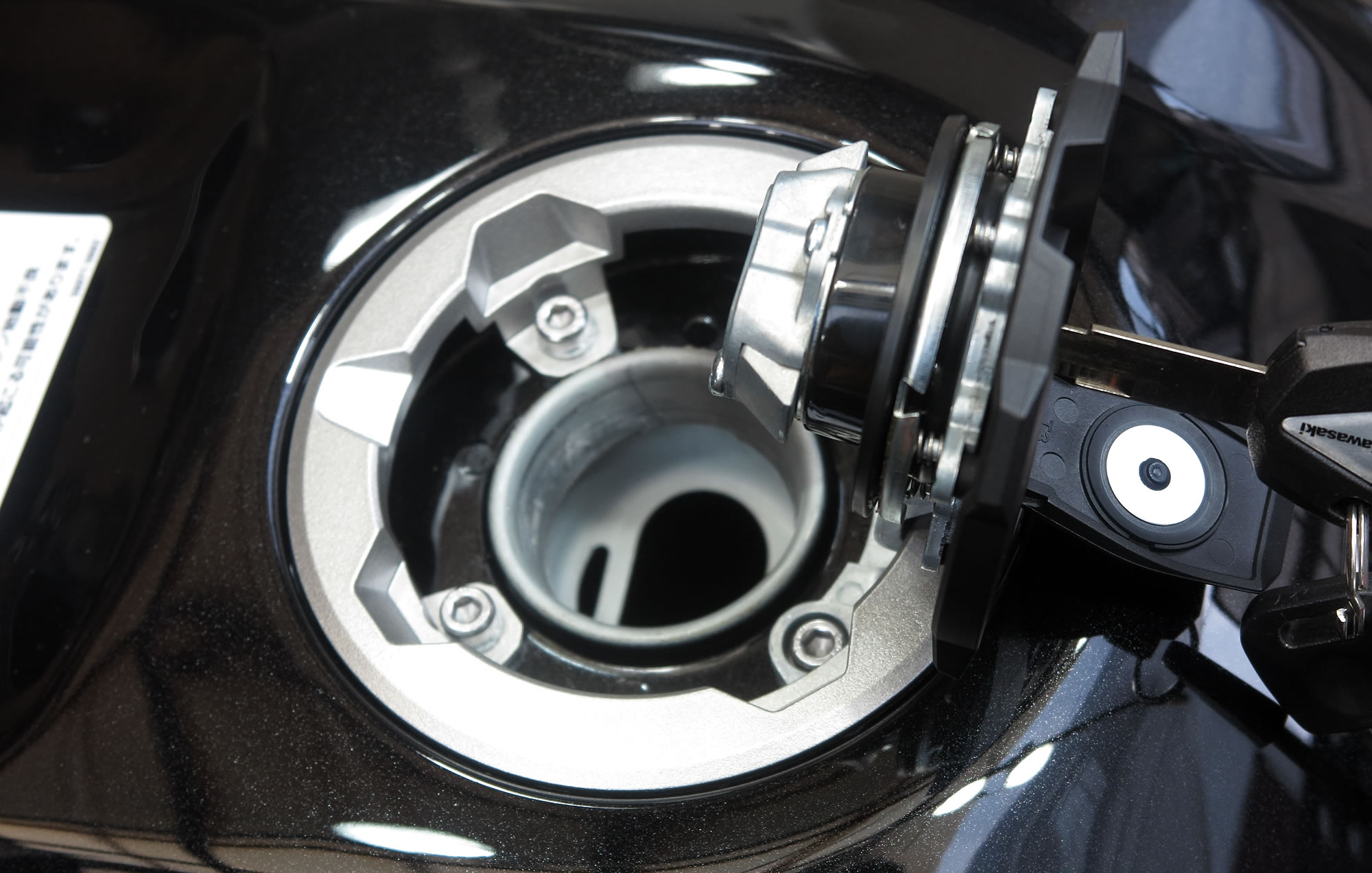 Ninja ZX-25R 燃料タンクの脱着