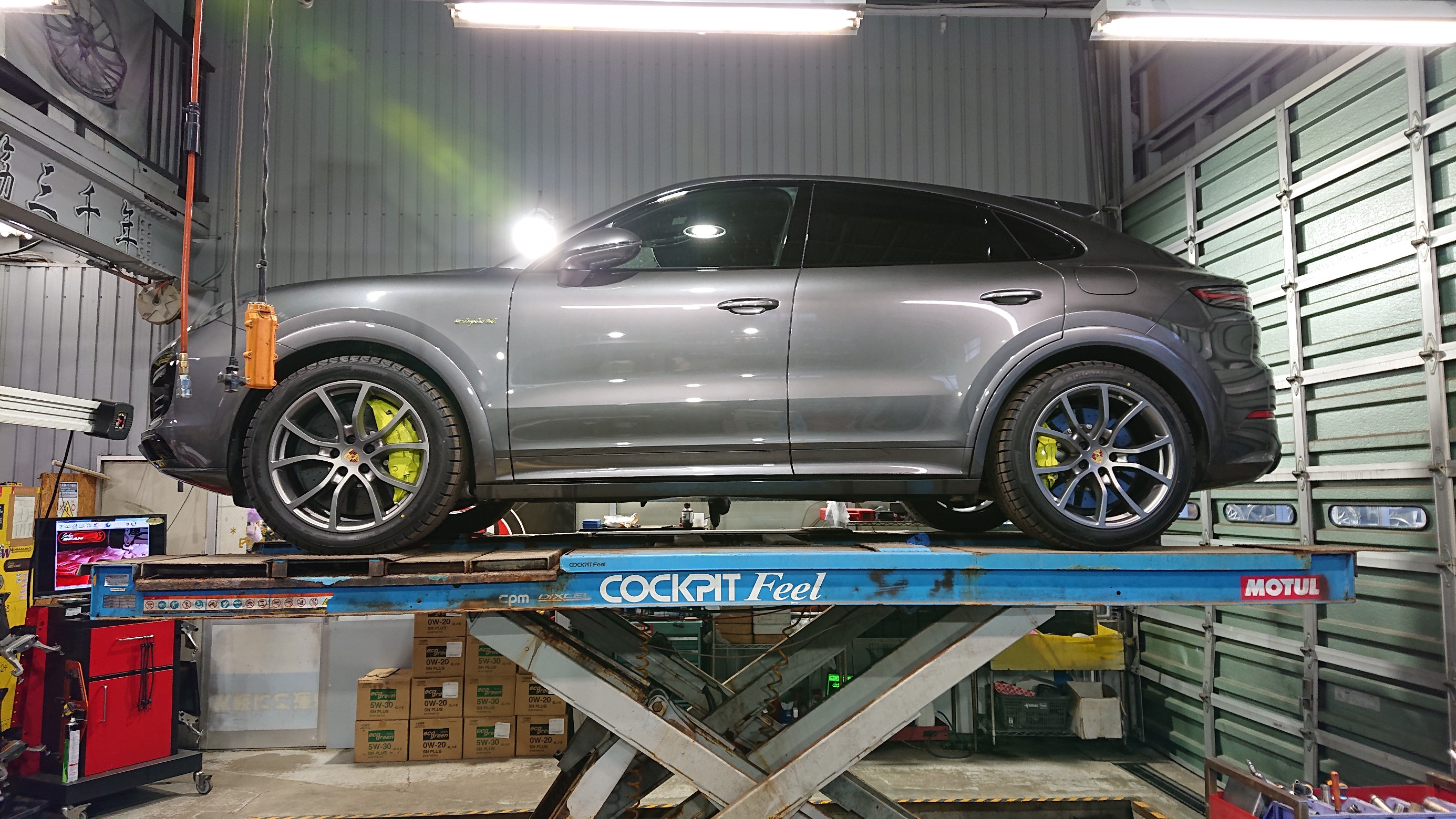 ポルシェ カイエン Turbo S E-Hybrid Coupe の ロワリング