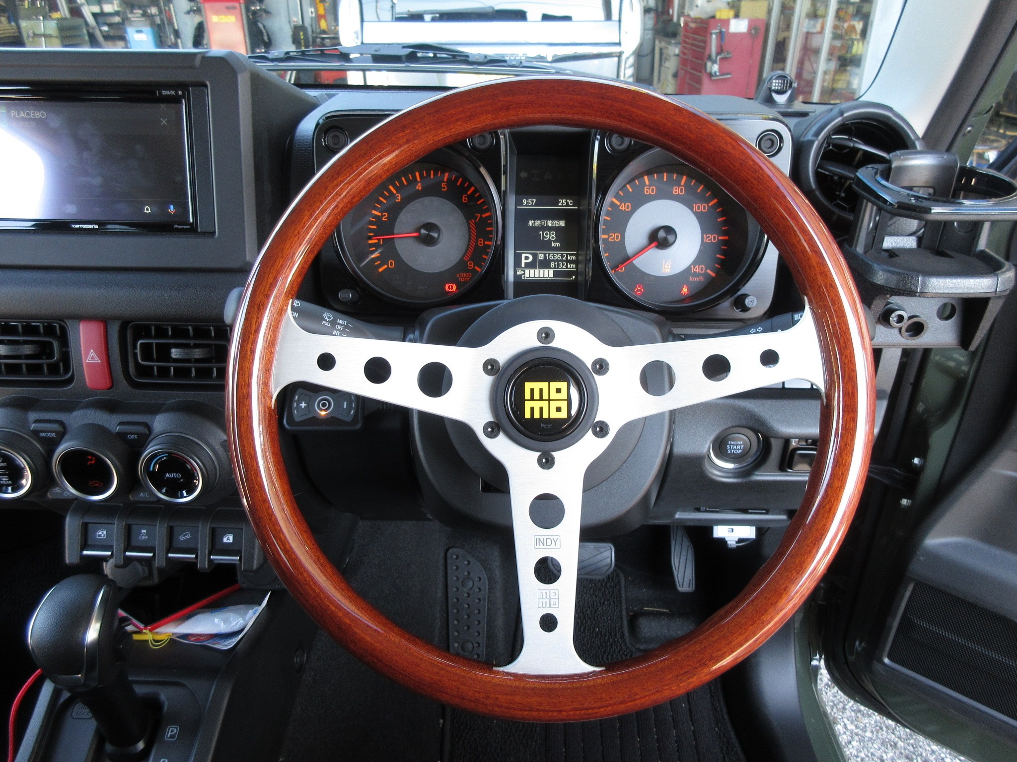 誰もが憧れた往年のモモステは現行車に付けても良い雰囲気でしたよ