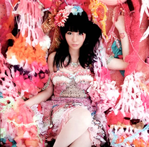 一生道重”Tシャツを纏った大森靖子が“Tシャツ偏愛フリーペーパー