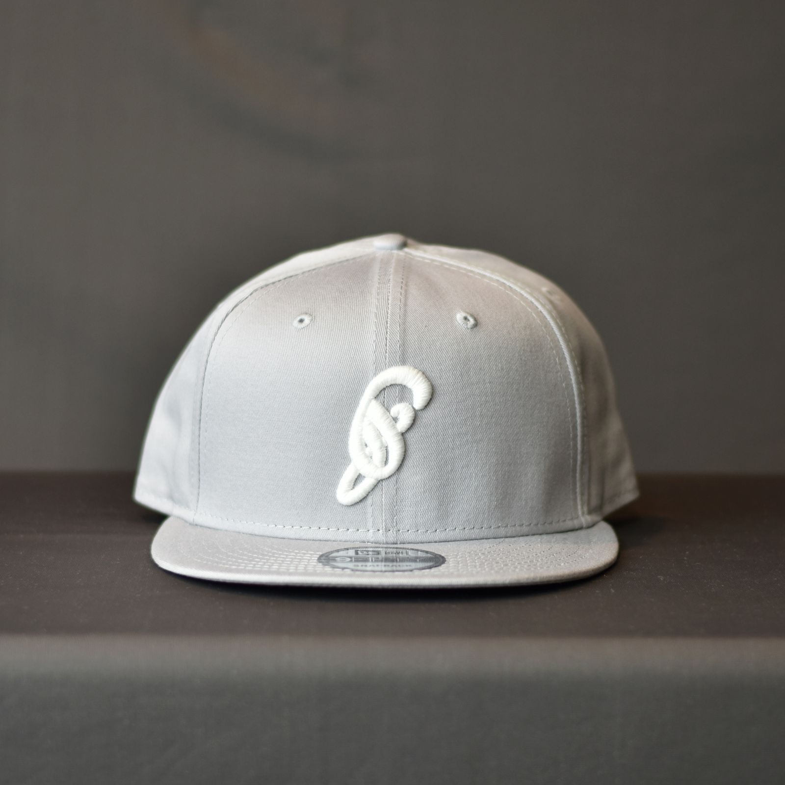 chord - NEWERA 9FIFTY SNAPBACK ”d” LOGO CAP (GRAY×WHITE
