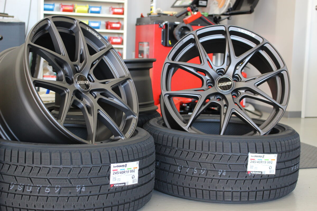 かっこいいホイールとスタッドレスを組み合わせれば、冬場もクルマを