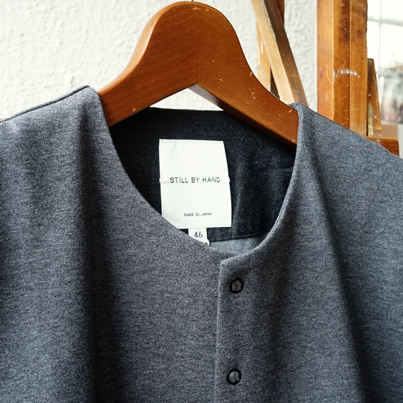 STILL BY HAND ハリのあるポンチ素材のスナップカーディガン（CS0473