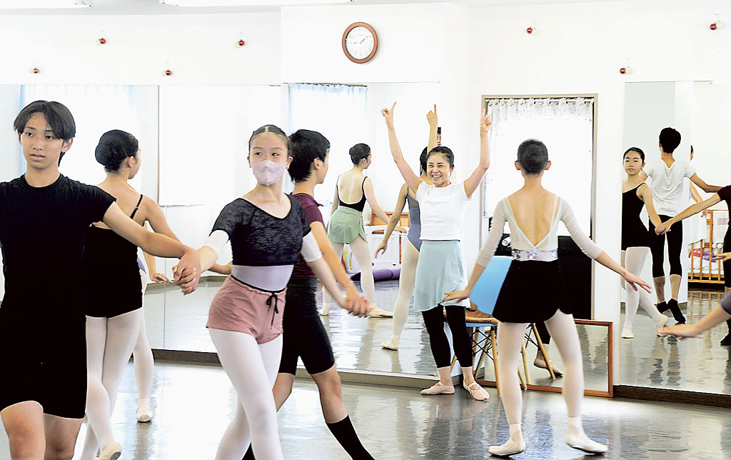 キーウ・クラシック・バレエ」団員・長沢さんが特別レッスン 焼津の