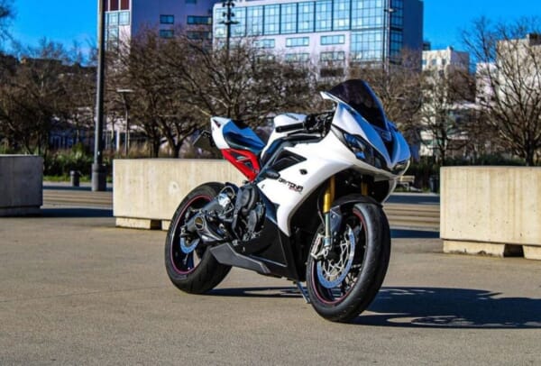 デイトナ675用サイド出しマフラーでパワーアップ&カッコよく！｜AxxL