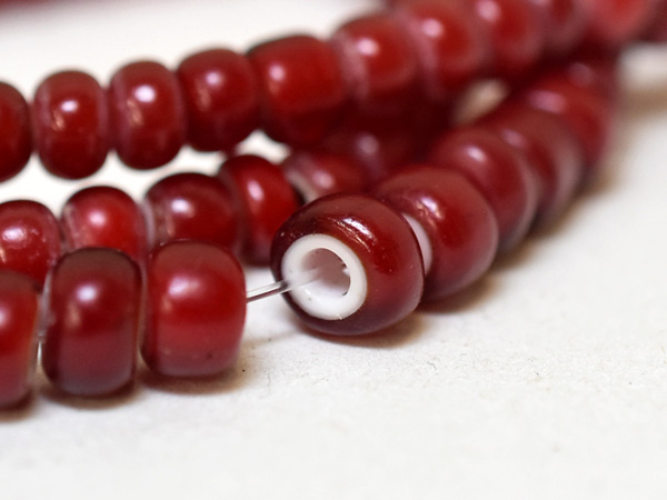 2410】ANTIQUEホワイトハーツほぼ血赤中粒ビーズ一連4(Φ5.5mm)【とんぼ