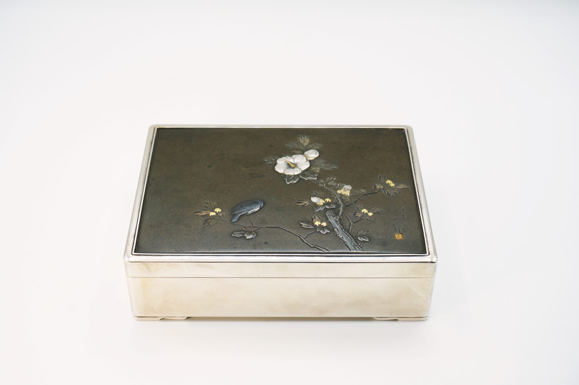 湯川芳山 銀・四分一象嵌 花鳥図箱 | 明治工芸・明治金工の販売専門店