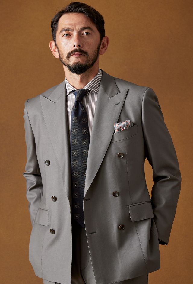 グレーブラウン・グレージュスーツ・無地のコーディネート（TRABALDO
