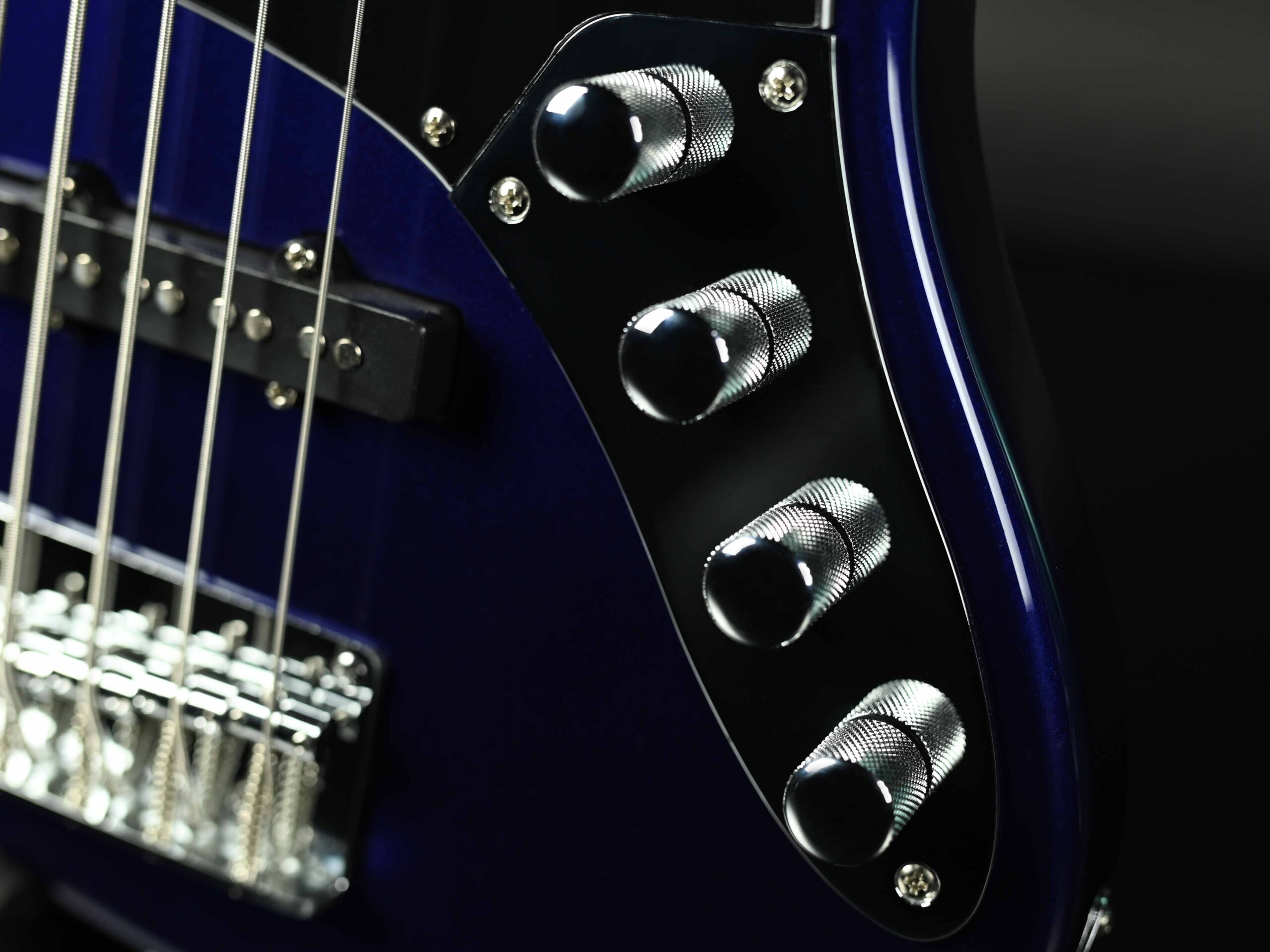 DX”モデル初の5弦×アクティブ仕様のエレキベースが登場【Bacchus