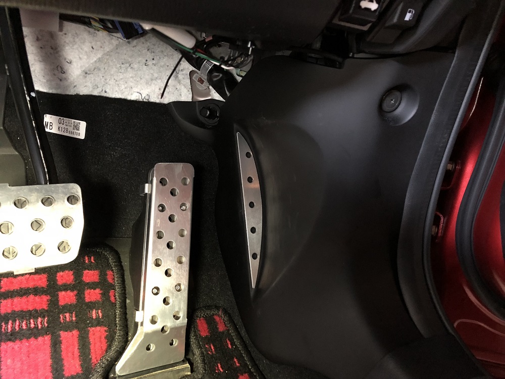 世界初！CX-5 KF,cx-8 KG 用右足フットレスト付きトリムカバー 商品