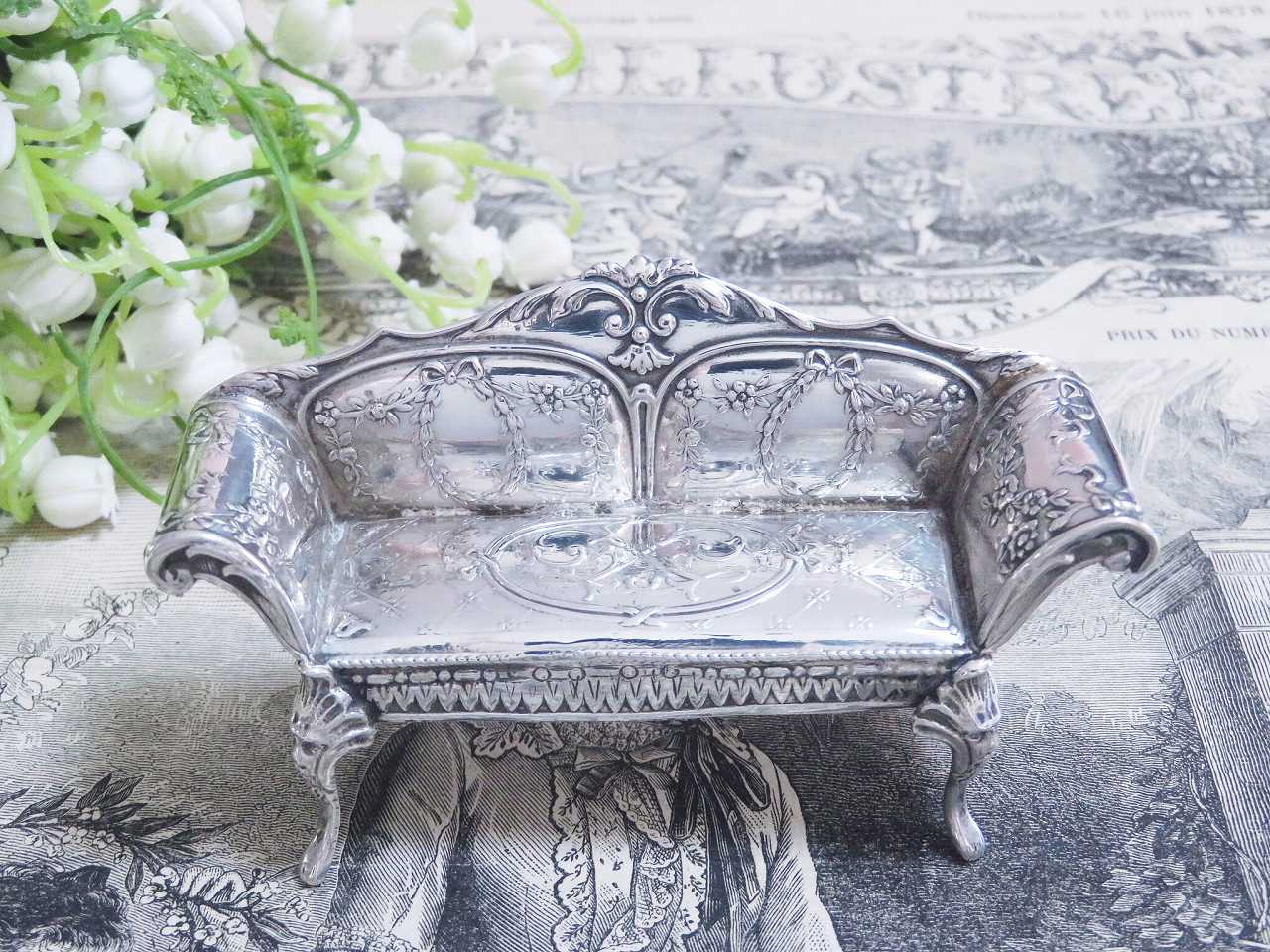 純銀 薔薇ガーランド装飾 ミニアチュールサロンソファ - 薔薇と天使の