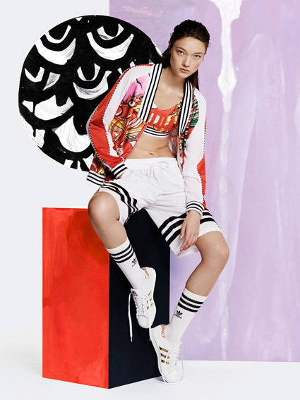 アディダス オリジナルスとリタ・オラがコラボ、龍と煙がモチーフの2