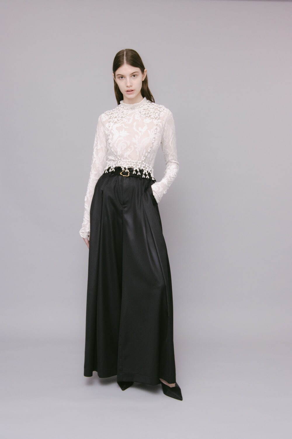 ミューラル“雪の結晶”に着想したパールビスチェ＆ベルト、東京では試着