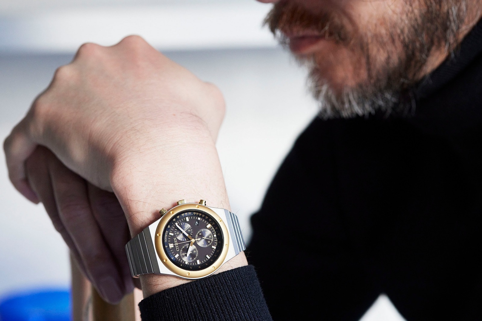 シチズンコレクションの腕時計「1984 クロノグラフ」“昭和ゴールド”で