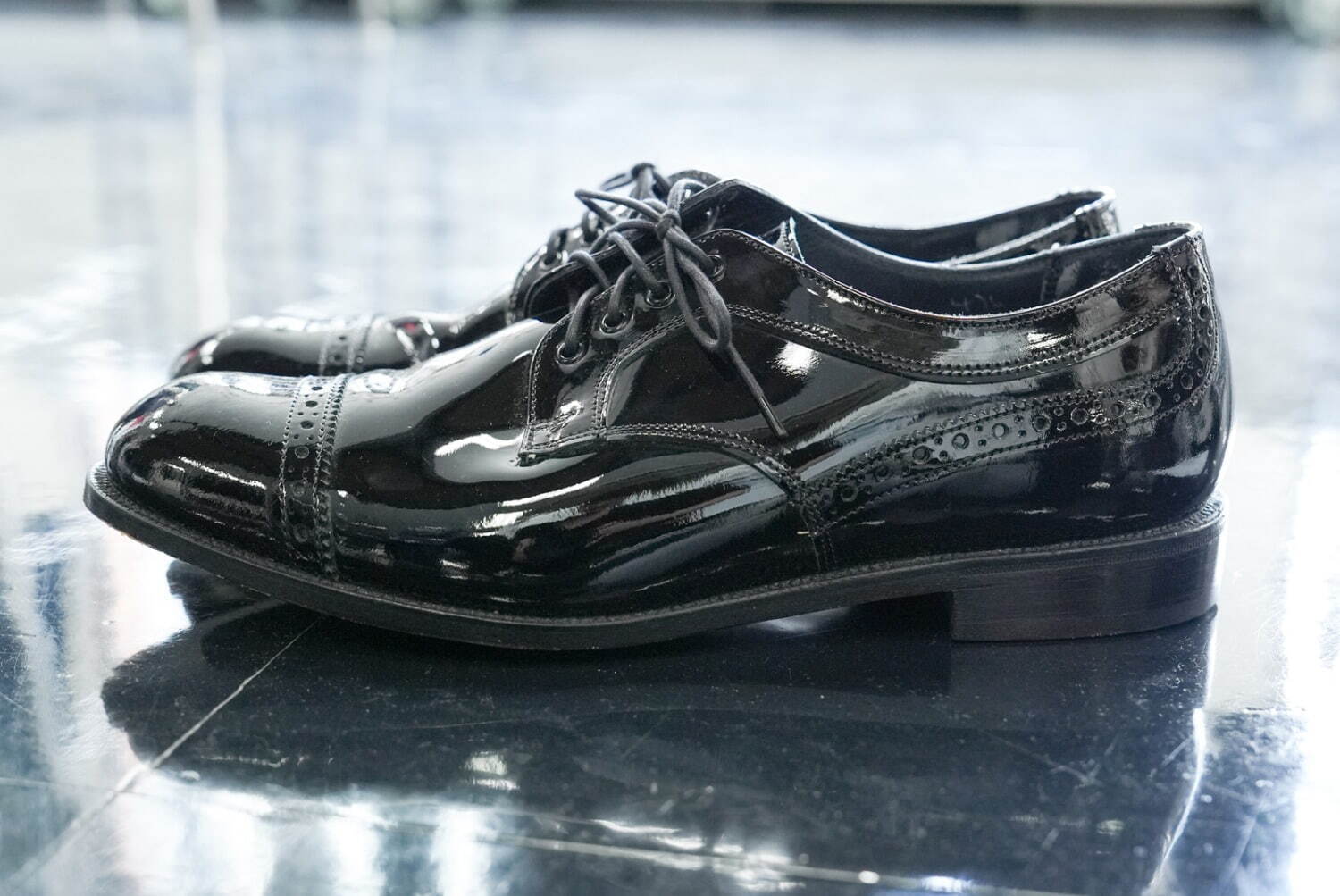 ジュンヤ ワタナベ マン×トリッカーズのレザーシューズ、白黒レザーの