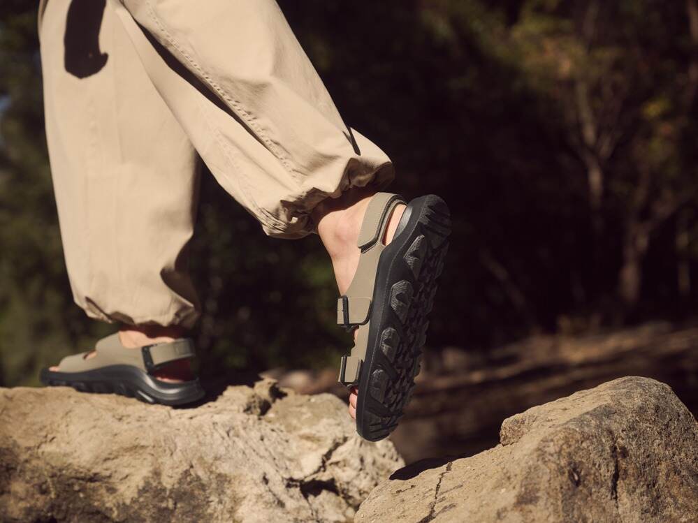 ビルケンシュトックのスノーピーク限定「モガミテラ」“カーキ×ブラック