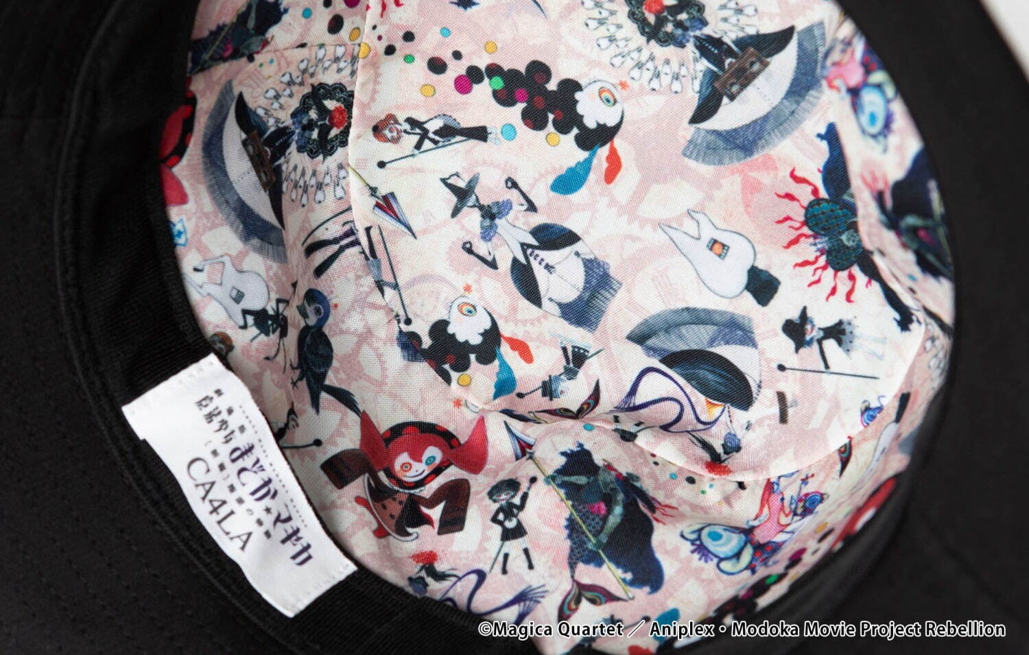 CA4LA×魔法少女まどか☆マギカ、魔女総柄のバケットハットや“お菓子の