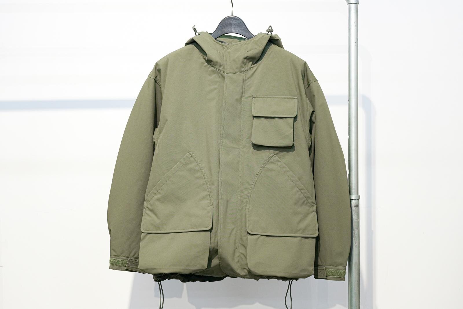 GU×エンジニアド ガーメンツ初コラボ、背面に大きなポケットを配した