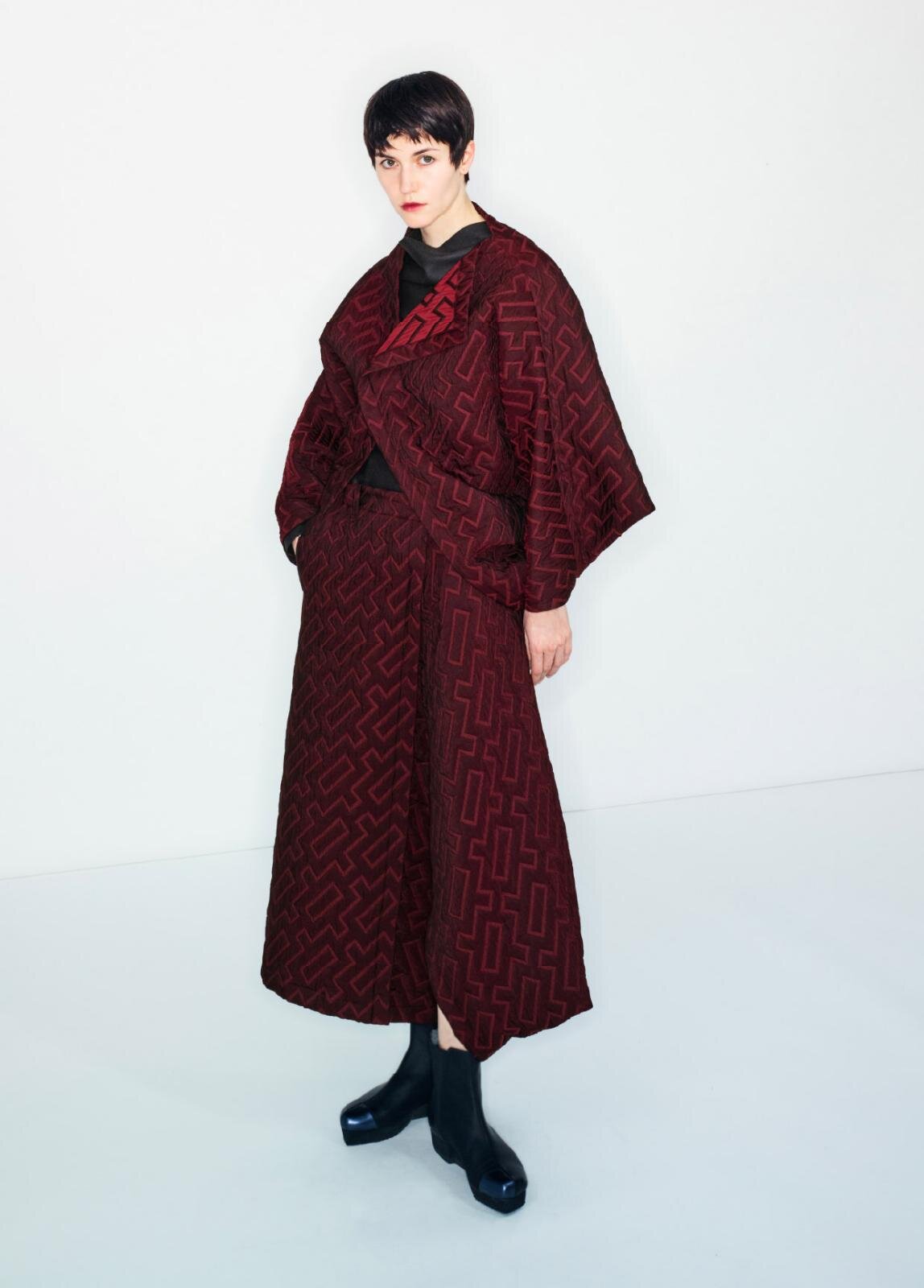 132 5. イッセイ ミヤケ“一枚の布を巻き付けた”羽おり＆フラットに