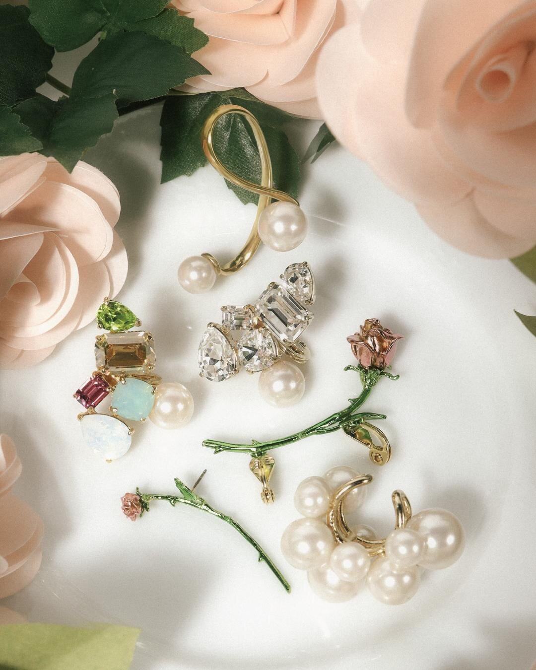 イー・エム“薔薇”ピアス＆チェーンハーネスリング、刻印ジュエリーが