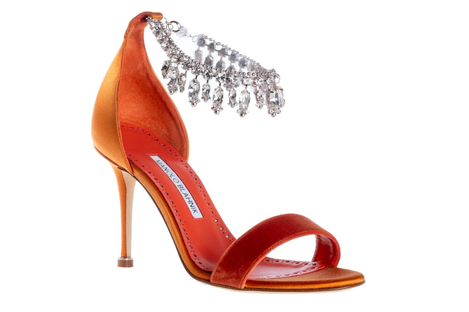 マノロ ブラニク“東ローマ帝国”着想シューズ、クリスタルフリンジ輝く