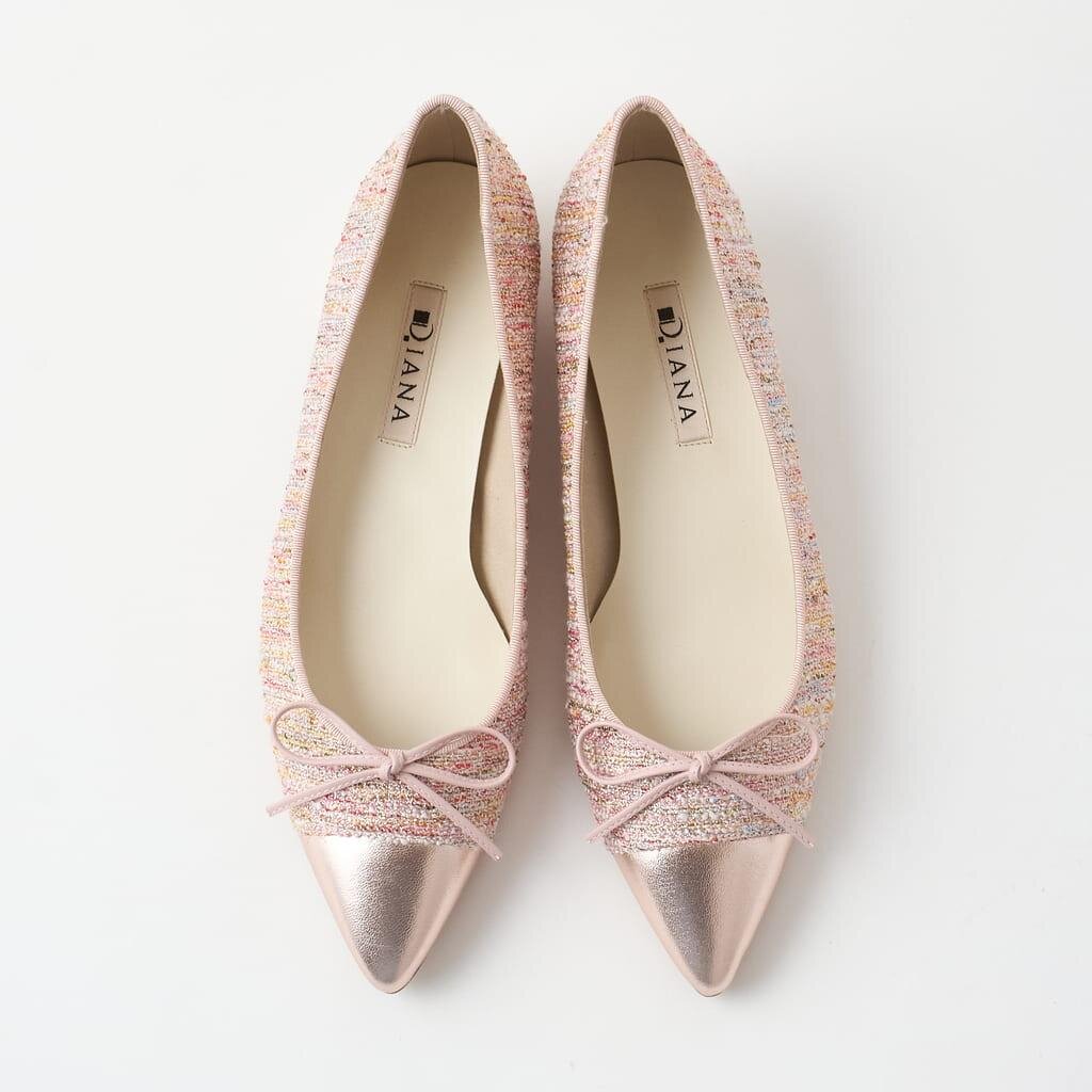 ダイアナの透け感“フラワーレース”パンプス＆メタリックトゥ煌めく