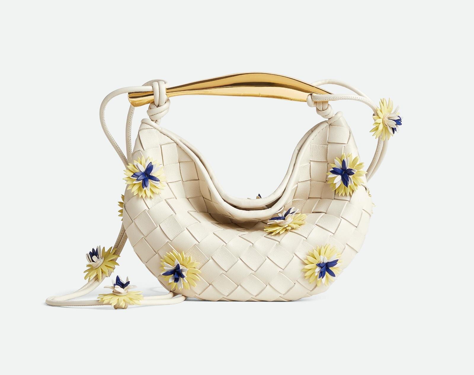 ボッテガ・ヴェネタ“立体的な花”が咲くレザーバッグ、イントレチャート