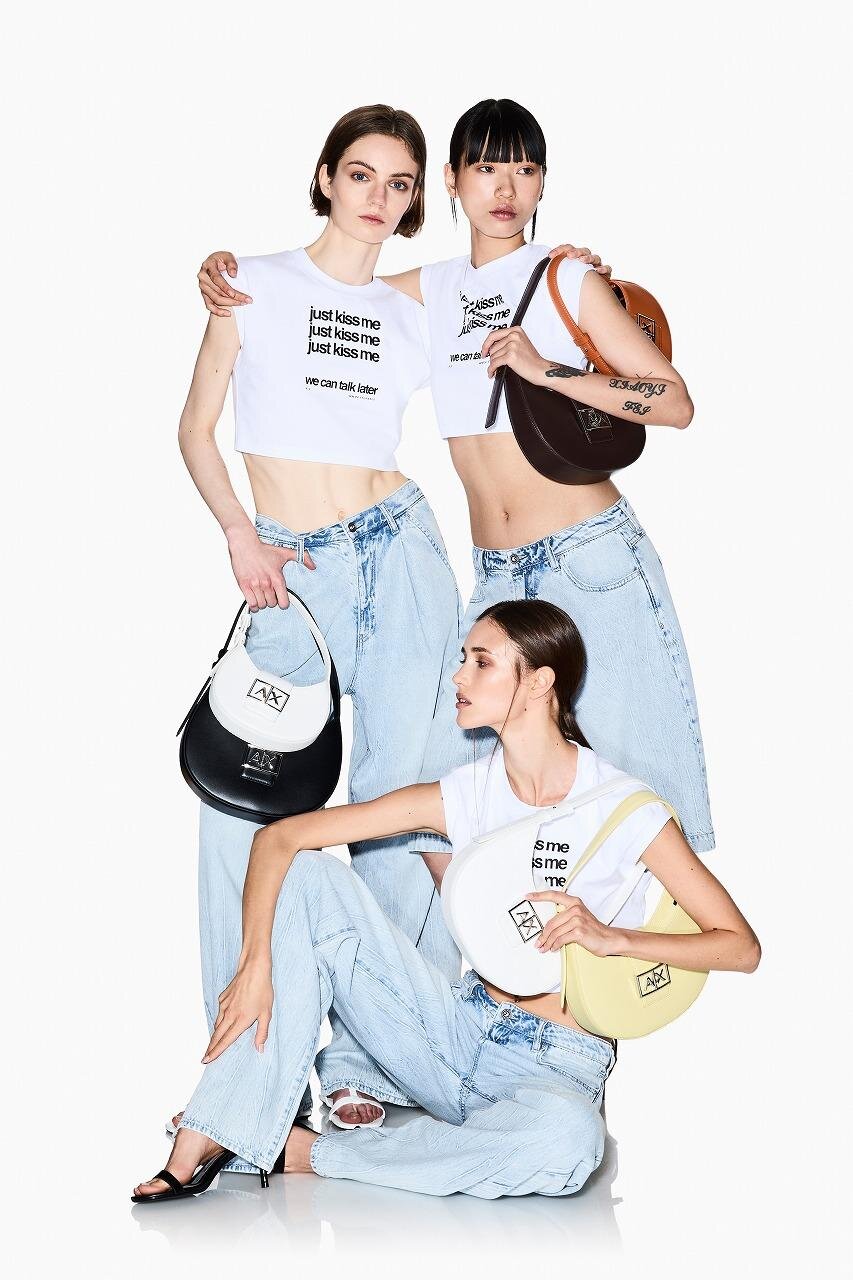 A|X アルマーニ エクスチェンジ”三日月フォルム”のウィメンズバッグ