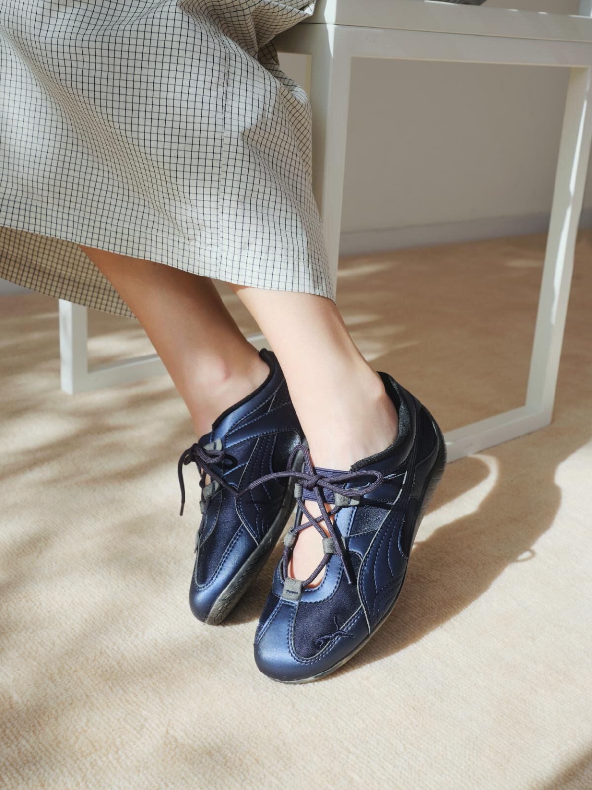 エミ限定プーマ「スピードキャット」スニーカー、ネイビーサテン風