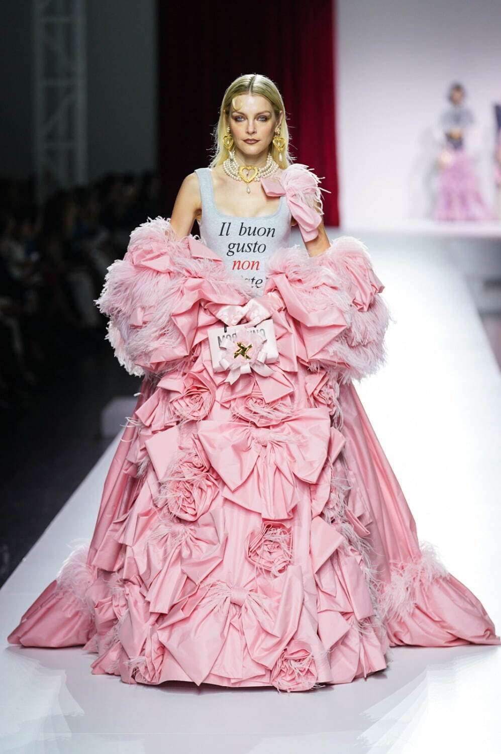 モスキーノ 2024年春夏コレクション - 4人の友人が届ける愛の