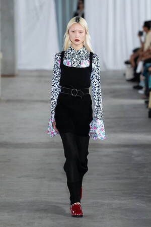 フェティコの24年春夏、“フリル袖”華やぐ花柄シャツ＆“レーザーカット