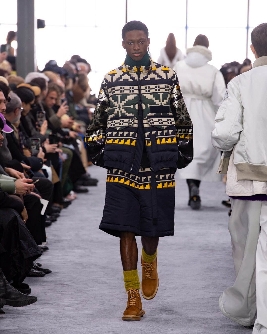 sacai 2024年秋冬コレクション - 大胆なシルエットに交錯する