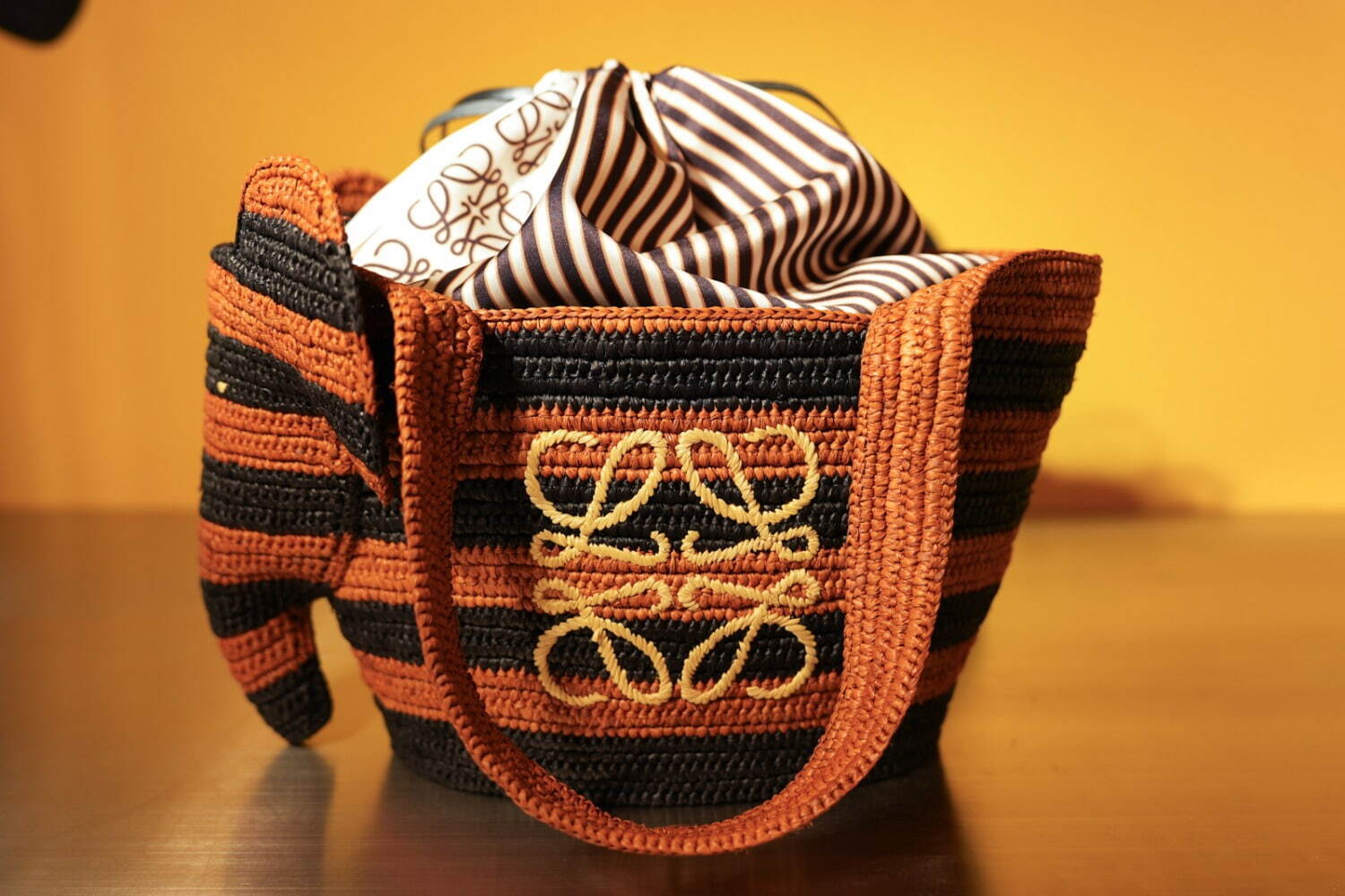 ロエベ「パウラズイビザ」期間限定ストアが阪急うめだ本店にオープン