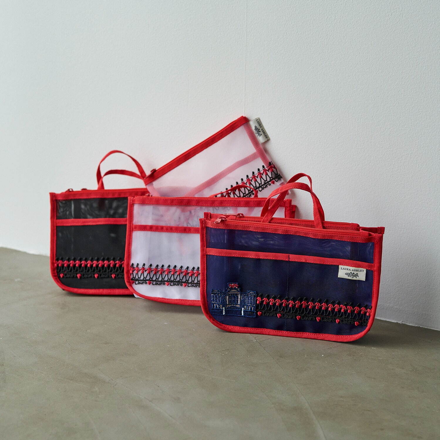 ローラ アシュレイ“英国近衛兵が行進する”サコッシュやバラ柄ポーチ