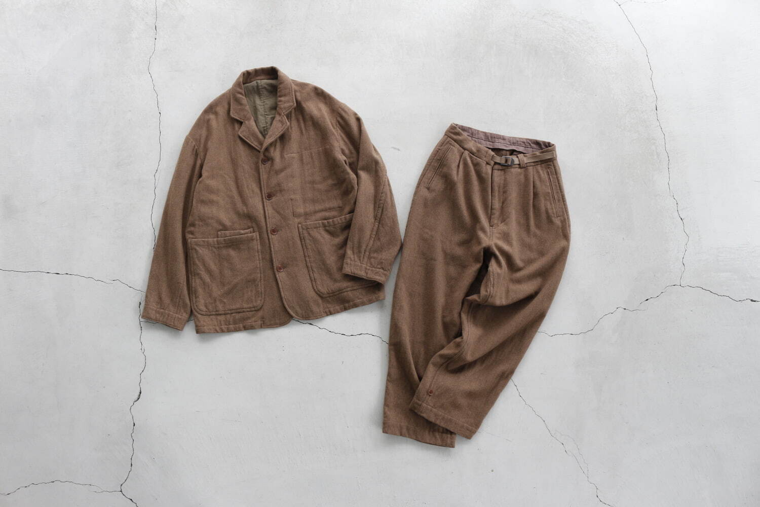 ナナミカ限定セットアップ、自然な風合いのヘリンボーン×機能的な