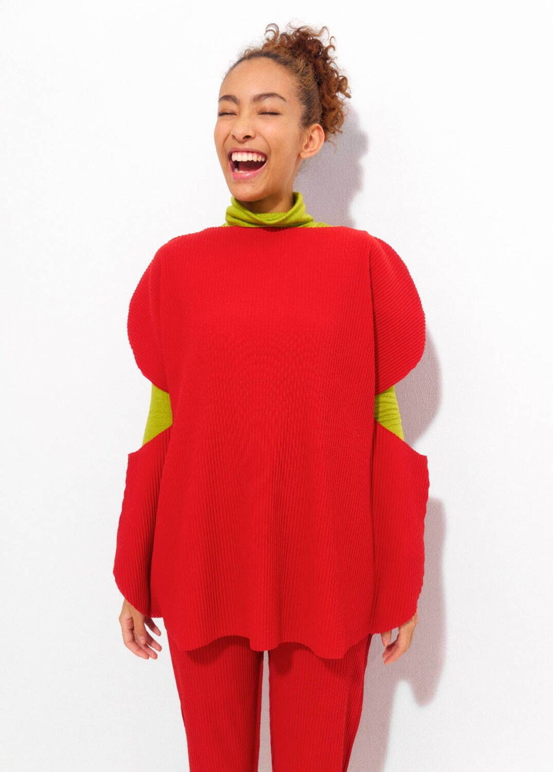 ミー イッセイ ミヤケ24-25年秋冬、楽器のストレッチプリーツウェア